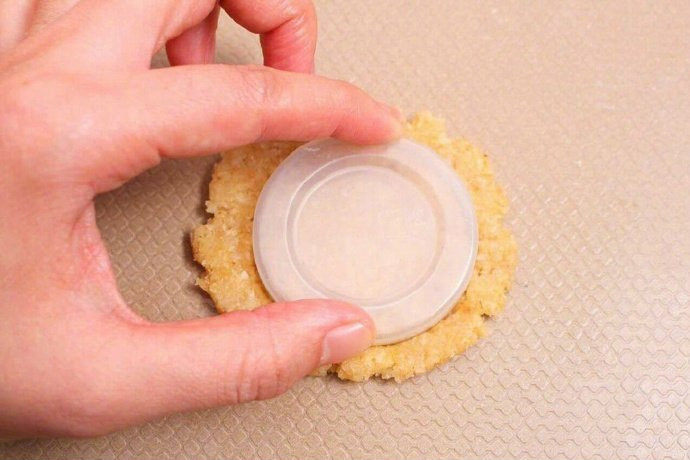 燕麦饼干,用手掌按压成饼形,这里是用瓶盖凹了一个比较圆的饼干造型;