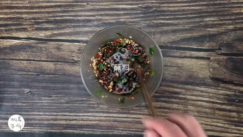 视频|松茸椰浆鸡|牛佤松茸食谱,把以上备料,添入食用油和香油中,调制蘸料。