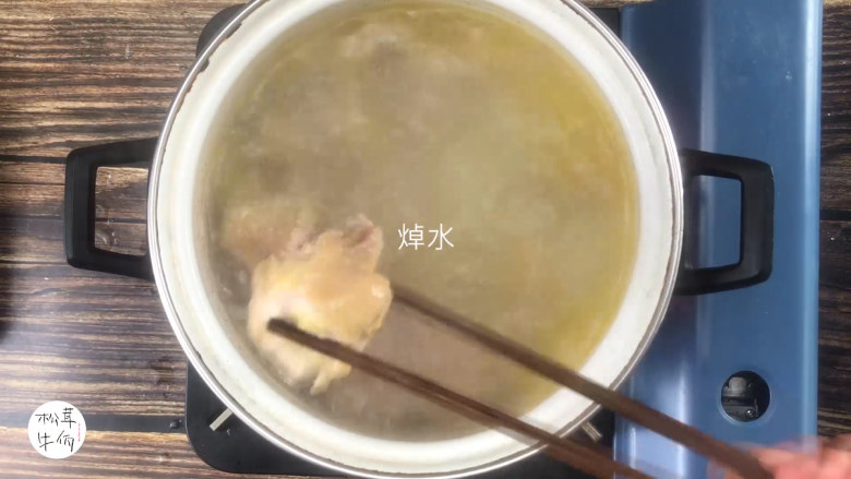 视频|松茸椰浆鸡|牛佤松茸食谱,把<a style='color:red;display:inline-block;' href='/shicai/ 94'>鸡肉</a>焯水,备用。