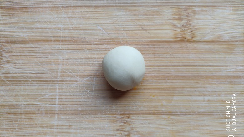 土豆造型豆沙包(馒头),和好的白面团揉匀,用保鲜膜盖好。