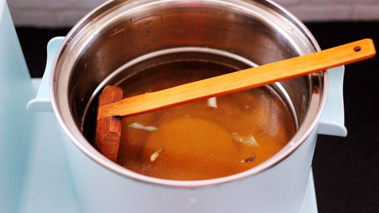 茼蒿羊肉卤味面,汤锅里加入适量的清水,把烧好的葱姜肉汤倒入锅中。