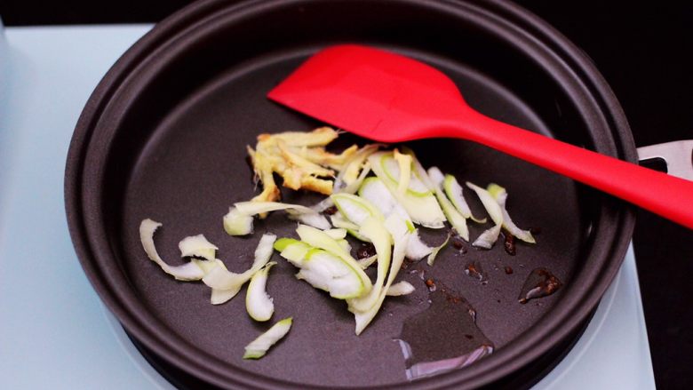 茼蒿羊肉卤味面,平底锅里放入<a style='color:red;display:inline-block;' href='/shicai/ 6329'>方便面</a>调料包的油料烧热后,放入葱姜爆出香味。