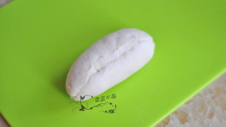 红豆奶油餐包,由上至下卷起,边卷边将两边收口,将底部捏紧。