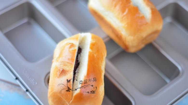 红豆奶油餐包,面包放凉后,顶部割开口子。