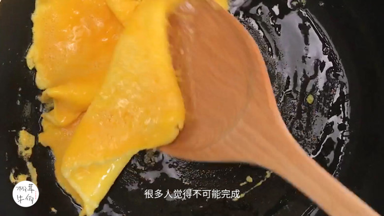 视频|鸡蛋番茄松茸菌汤|牛佤松茸食谱,热锅下油,把鸡蛋煎一煎,盛起。