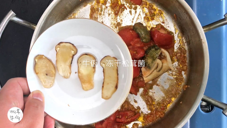 视频|鸡蛋番茄松茸菌汤|牛佤松茸食谱,再次下油,爆香大蒜后,放入番茄翻炒,出汁水后,放入醒开的(牛佤)冻干松茸菌和牛佤·冻干青头菌,炒匀。