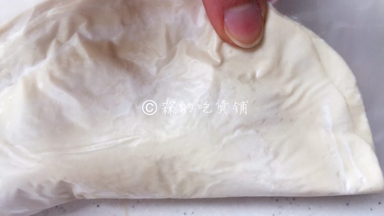 飞饼版 快手香蕉派,把边边上的面皮捏合。