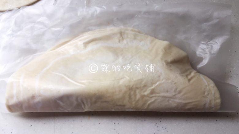 飞饼版 快手香蕉派,饼皮对折。