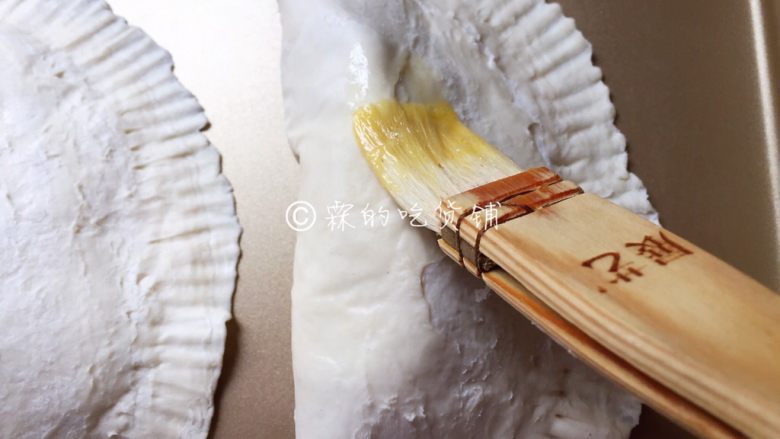 飞饼版 快手香蕉派,在派的表面刷上一层全蛋液。