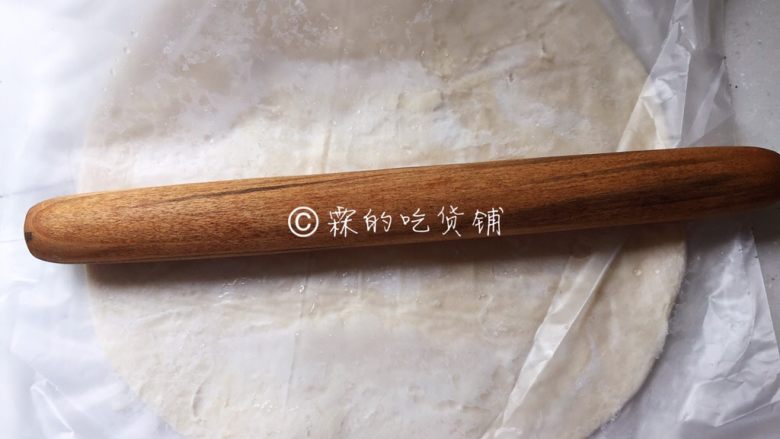 飞饼版 快手香蕉派,<a style='color:red;display:inline-block;' href='/shicai/ 8243'>飞饼</a>,用擀面杖稍稍擀薄一点点。