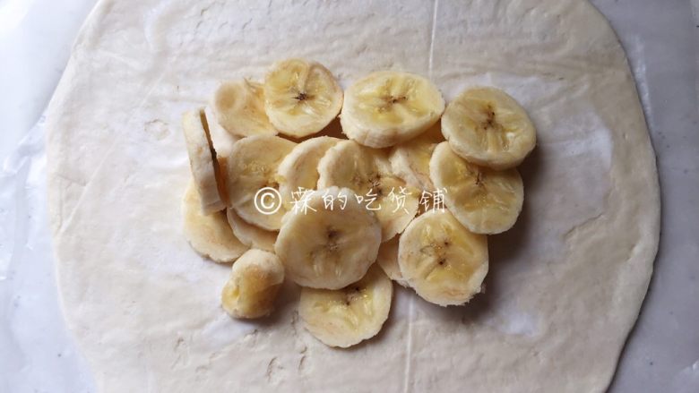 飞饼版 快手香蕉派,撕去一张飞饼上覆盖的塑料纸,另外一张先不要撕,然后把香蕉放到飞饼的中间位置。
