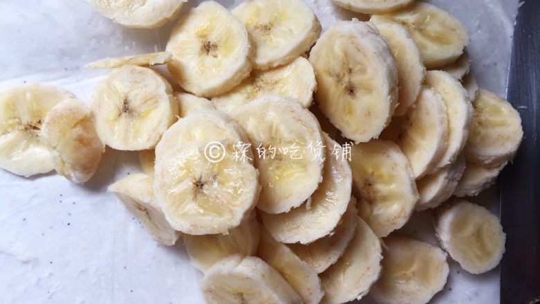 飞饼版 快手香蕉派,<a style='color:red;display:inline-block;' href='/shicai/ 610'>香蕉</a>切成薄片。