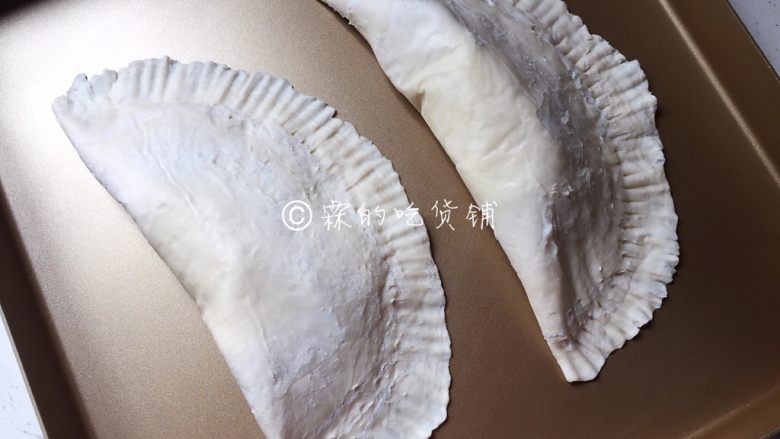 飞饼版 快手香蕉派,随后撕去塑料纸,把派放在烤盘上。