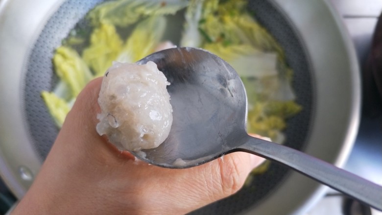 虾滑娃娃菜,然后用小勺挖了再放进锅里。不想弄的满手都是,也可以装进裱花袋里往外挤。