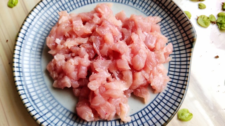 辣味榆钱炒肉,改到切成小肉沫,装盘备用。