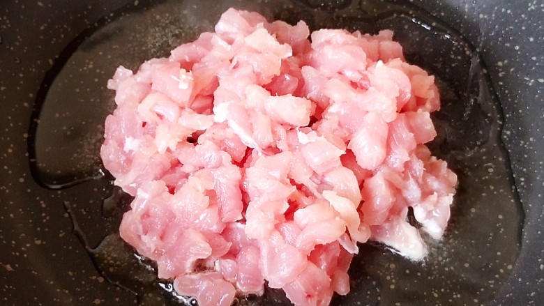 辣味榆钱炒肉,把锅烧热,凉油下入肉末炒匀。