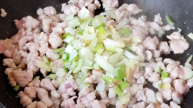 辣味榆钱炒肉,肉末炒到颜色发白,加入葱姜末
