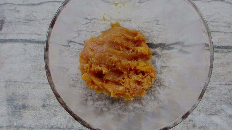 青团(快手家常版),蛋黄肉松馅料就做好了