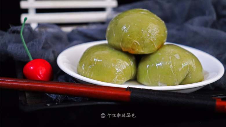 青团(快手家常版),一次吃不完的可以密封起来,放冰箱冷冻室冷冻保存,两周内吃完。