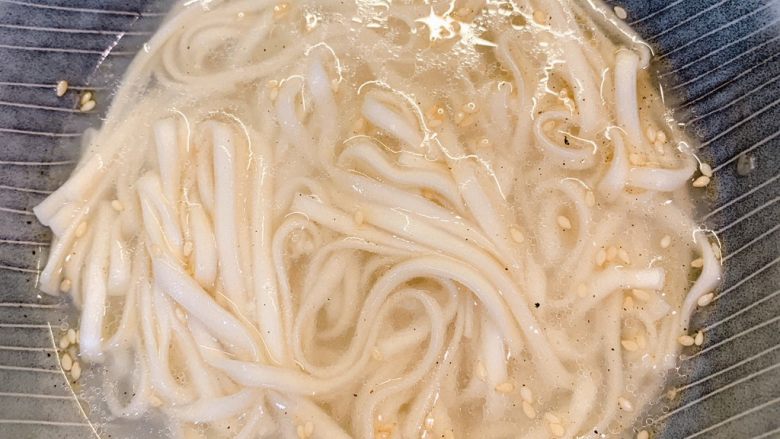 阳春面,装进去碗里搅拌均匀