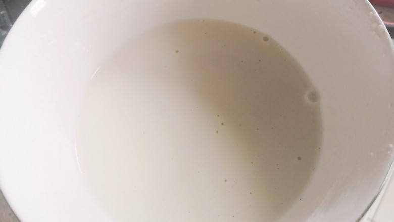 无油无糖紫薯麻薯欧包,在发酵期间把麻薯用料混合均匀,调成酸奶状上锅蒸十分钟取出。