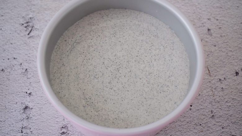 黑芝麻慕斯蛋糕,再从冰箱取出模具,把拌匀的慕斯糊倒入模具中