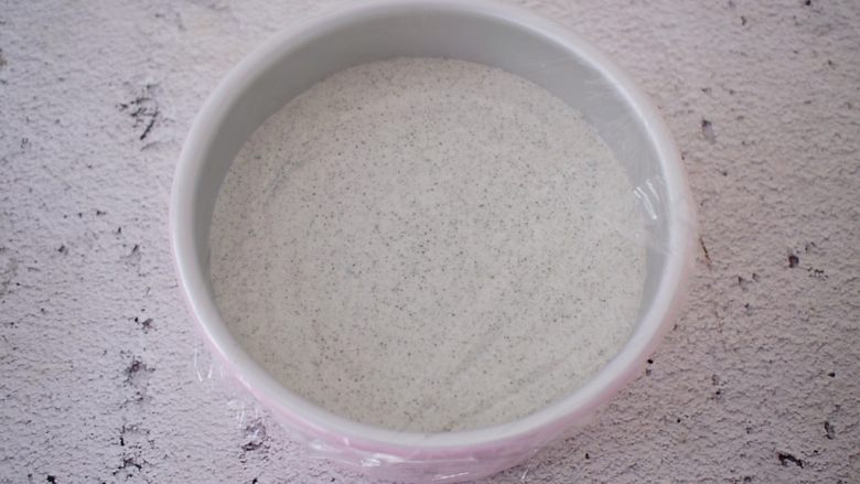黑芝麻慕斯蛋糕,盖上保鲜膜放入冰箱冷藏4-6小时,有时间的话最好是冷藏过夜