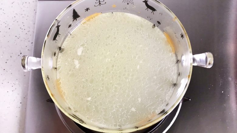 白切肘子+青菜肉汤,将肉汤移到另一口锅内,回头我们做青菜肉汤