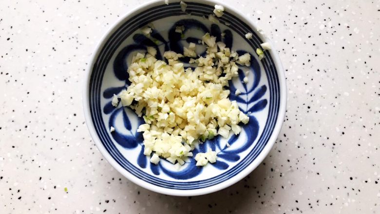白切肘子+青菜肉汤,我们来准备蘸料,大蒜去皮洗净之后切成蒜末