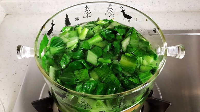 白切肘子+青菜肉汤,肉汤煮开之后放入洗净切碎的青菜,再次煮沸,加一小勺细盐即可