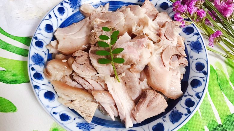 白切肘子+青菜肉汤,切片的肘子蘸着蒜末别提多好吃了,一口大肉一口肉汤,美美哒😋