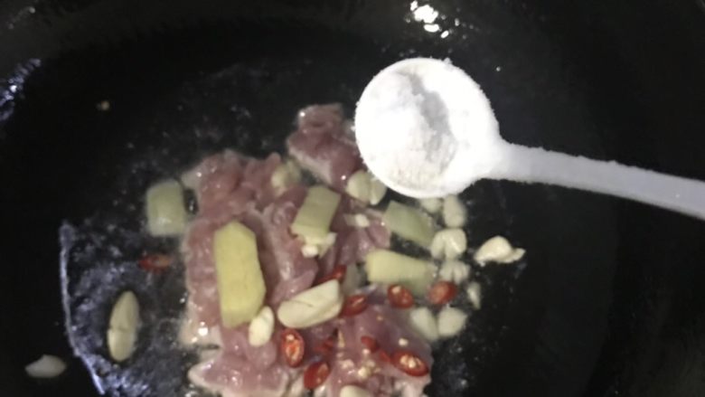 线椒炒肉,加入少许盐翻炒(肉刚下锅就放点盐让肉更入味,就不用提前腌制了)
