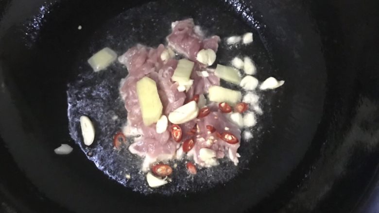 线椒炒肉,油放入锅后3秒倒入猪肉,生姜,小米辣,大蒜