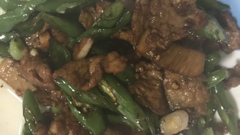 线椒炒肉,翻炒几下后装盘,上桌