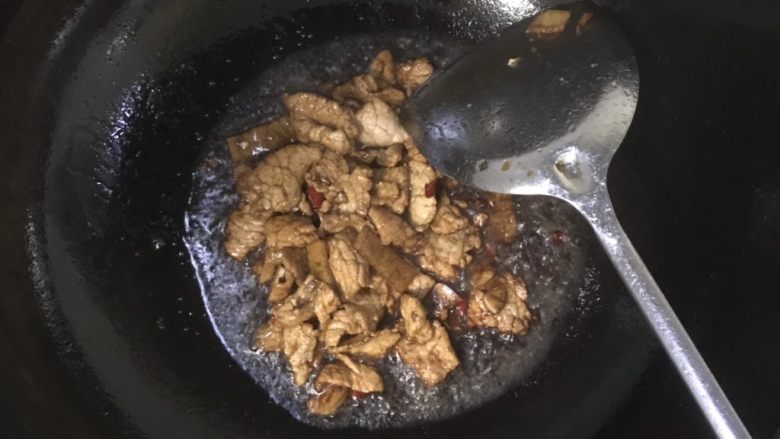 线椒炒肉,快速翻炒肉片使其均匀上色(这个时候肉片会出水)