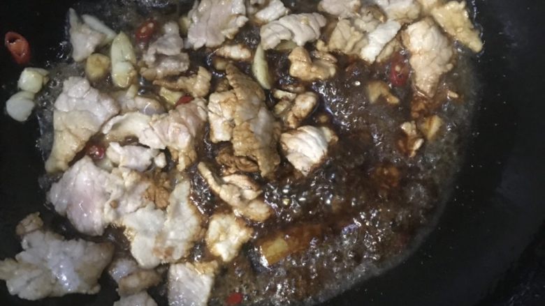 线椒炒肉,加入适量<a style='color:red;display:inline-block;' href='/shicai/ 788'>生抽</a>，<a style='color:red;display:inline-block;' href='/shicai/ 762'>老抽</a>和<a style='color:red;display:inline-block;' href='/shicai/ 718'>料酒</a>
