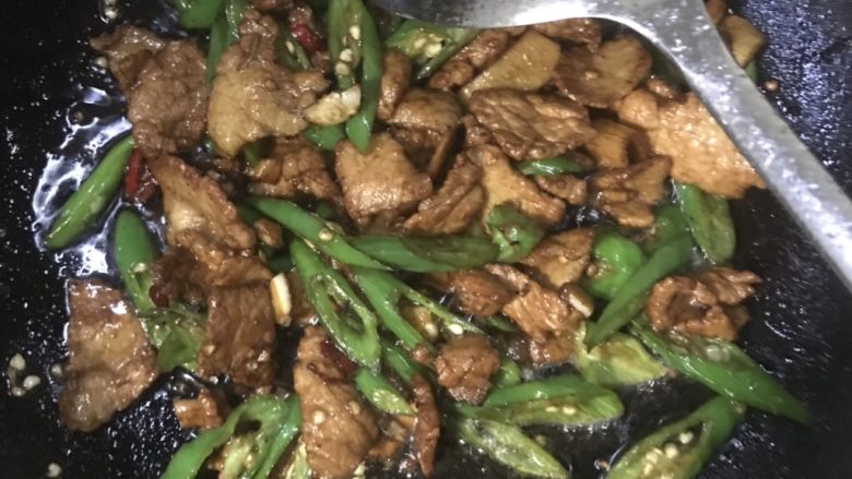 线椒炒肉,大火翻炒一分钟,加少许盐