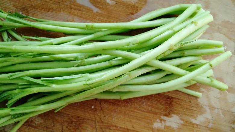 藜蒿烧豆腐,藜蒿去掉叶子