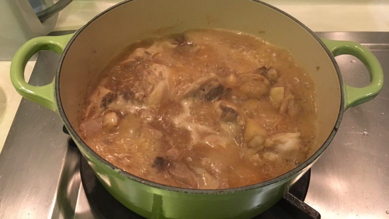 姜味八角焖鸡,掀盖后可先把鸡肉捞出来,汤汁煮到稍稍收干,再把鸡肉放回去