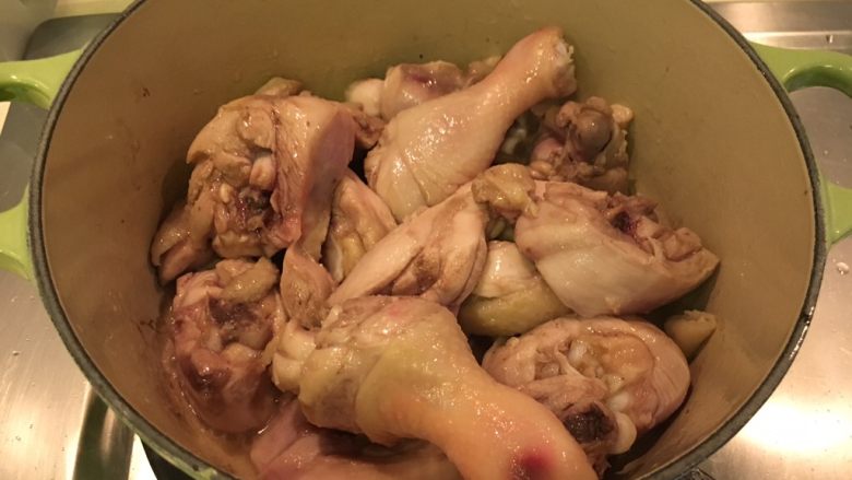 姜味八角焖鸡,两面各煎4~5分钟