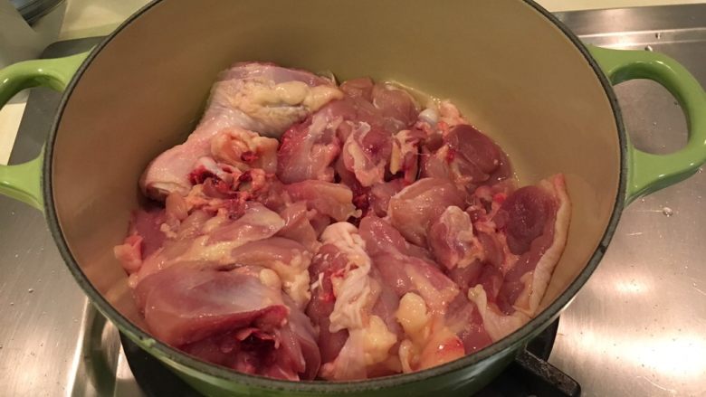 姜味八角焖鸡,鸡皮朝下放入锅内