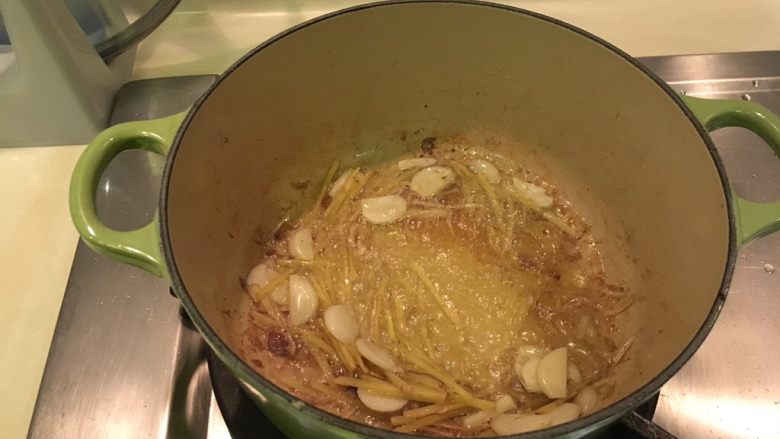 姜味八角焖鸡,锅内保留1T的油,爆香姜蒜