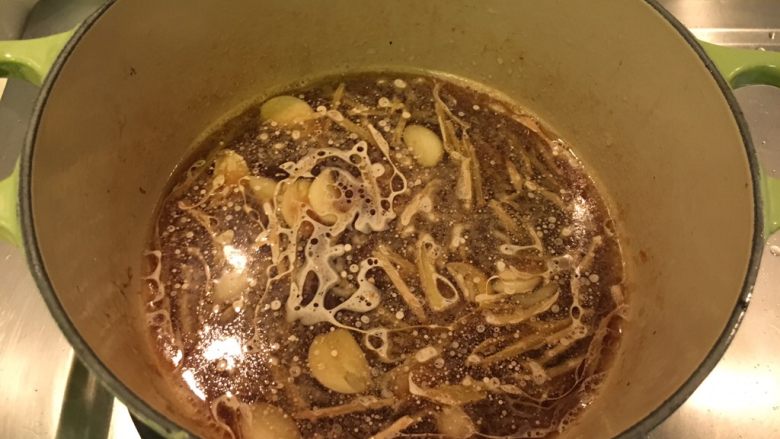 姜味八角焖鸡,生抽、米酒、蜂蜜、水,加入烧开
