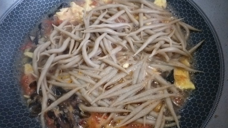 莜面鱼鱼,水开后提起笼布把莜面鱼鱼倒进去。用铲子一翻莜面鱼就会自动分离的。然后加生抽,盐。再煮五六分钟入味。