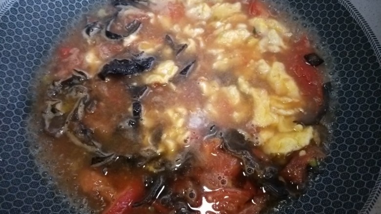 莜面鱼鱼,翻炒几下后加水,淹没菜。煮开。