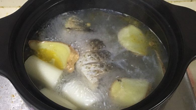 鲫鱼汤,大火炖5分钟后,转中火炖15分钟