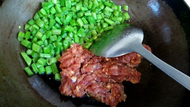酱香肉沫四季豆,四季豆翻炒至断生,把四季豆铲到一边放入肉沫翻炒