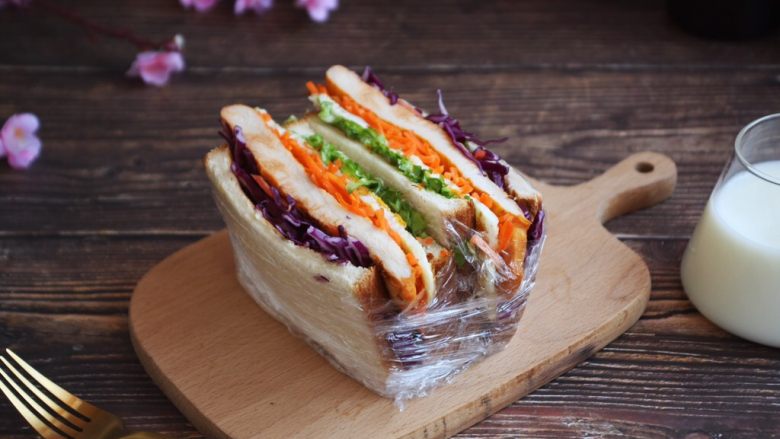 蒸烤鸡胸时蔬三明治(便携美食),成品图。