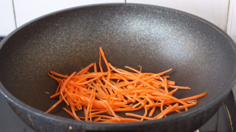 蒸烤鸡胸时蔬三明治(便携美食),热锅凉油,将胡萝卜炒至断生。