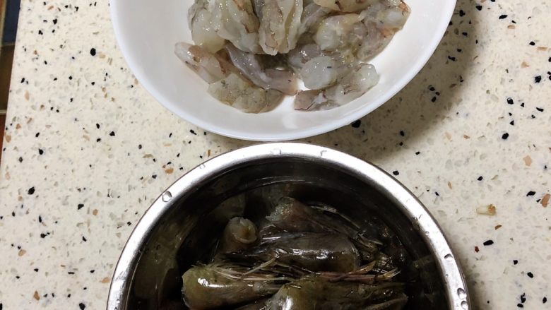 不要米的炒饭,<a style='color:red;display:inline-block;' href='/shicai/ 286'>虾子</a>去壳,去沙线,去虾头。虾头备用。